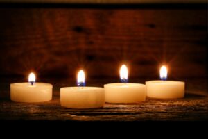 fm=f_10376 A group of candles that are lit up.